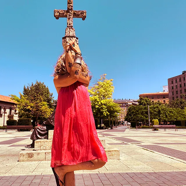 Apsarah Yoga mujer meditando al aire libre