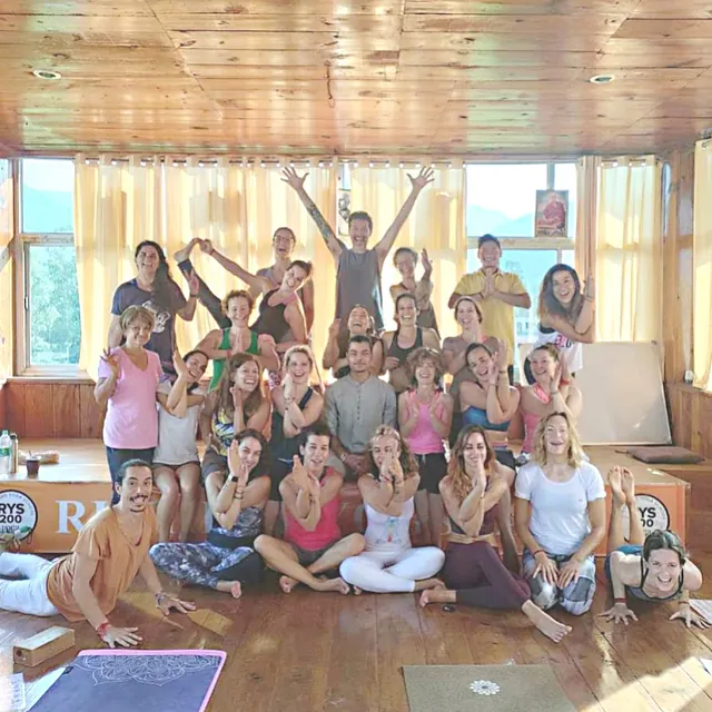 Apsarah Yoga grupo de personas