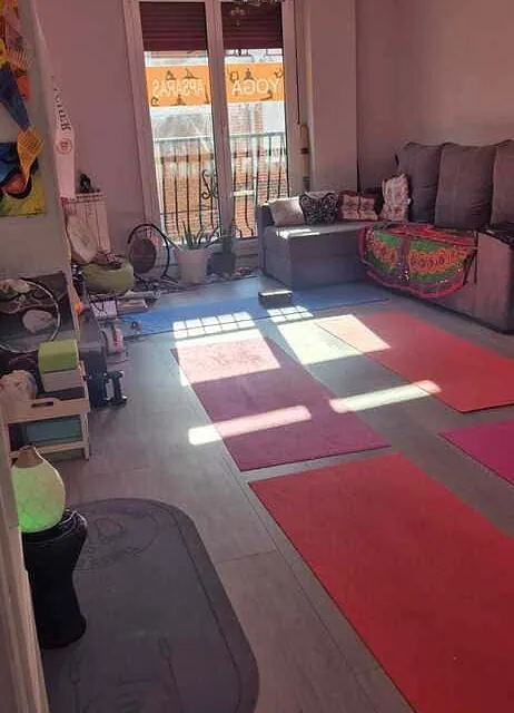 Apsarah Yoga espacio para yoga con tapetes