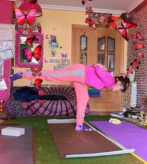 Apsarah Yoga mujer practicando yoga