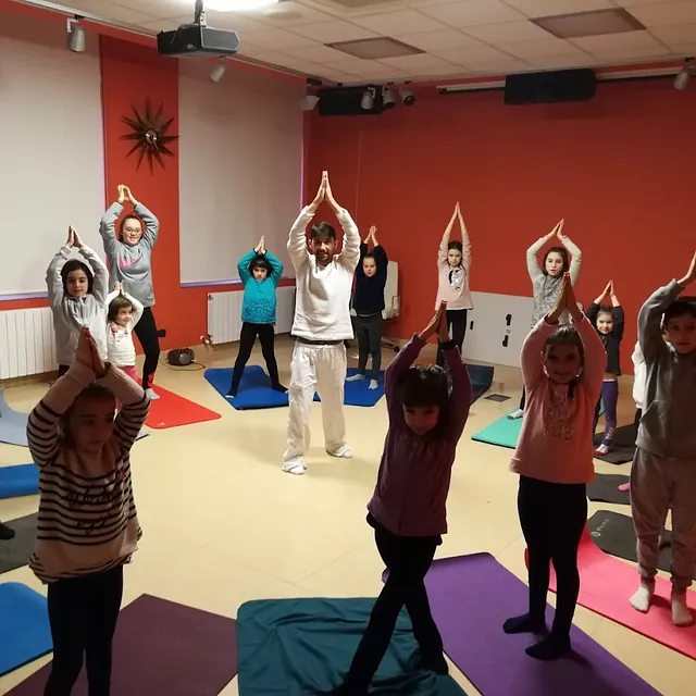 Apsarah Yoga varias personas meditando