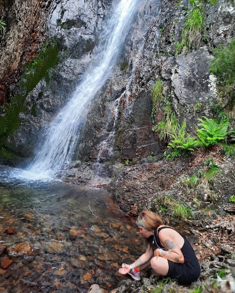 Apsarah Yoga mujer en cascada natural